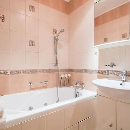 Comfortable And Bright- Golden Apartments- City Center&T8 Breslavia